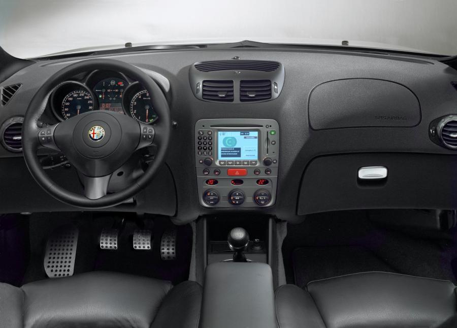 Торпедо Alfa Romeo 147 GTA 2002 года  (фото 3 из 70)